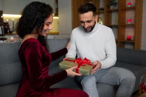 How to Avoid Billing from Your Girlfriend on Christmas Day and Valentine's Day: 8 Ways 