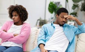How to Handle a Girlfriend who has a lot of Male Friends: 10 Ways