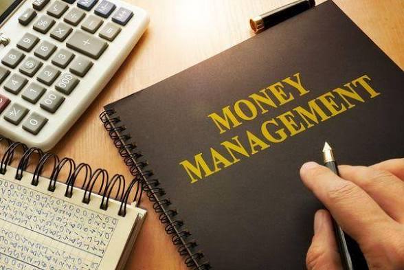 Money Management Tips for Long-Distance Couples Trying to Save More