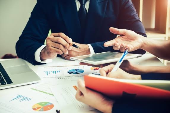 When Should You Hire a Financial Advisor?